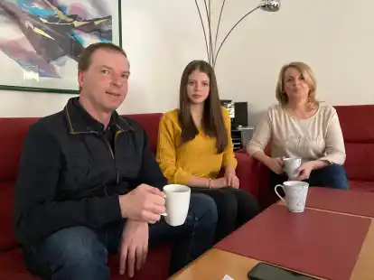 Daria (Mutter) und ihre Mutter Iryna Batakurovska sind vor dem Krieg aus der Ukraine gefl&uuml;chtet und leben seit einem Jahr bei Jan de Levie.