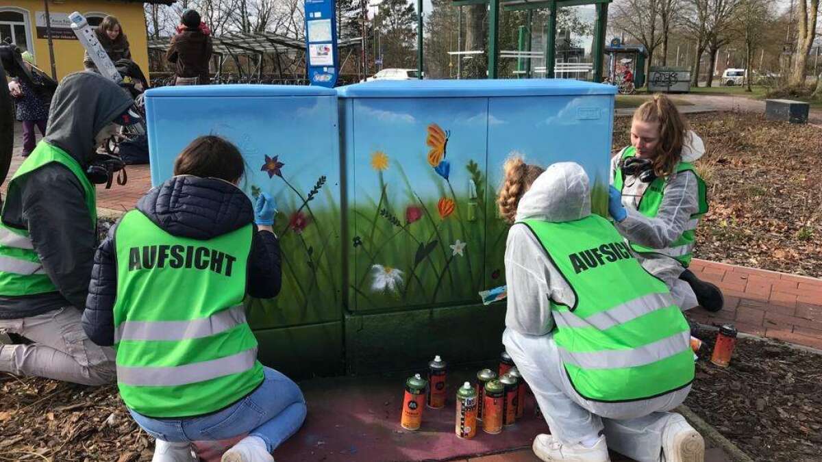 GraffitiBilder verschönern Stromkästen beim Bahnhof Heidmühle