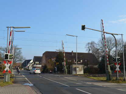 F&uuml;r Linksabbieger ein Problem: der Bahn&uuml;bergang in W&uuml;sting