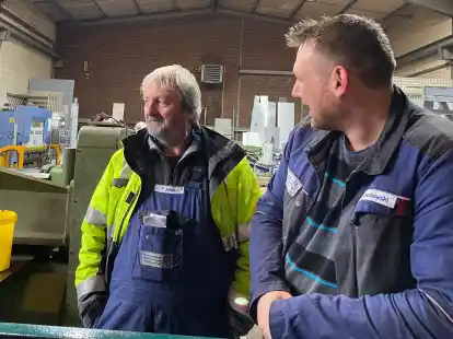 Abschied nach knapp 48 Jahren: Frank Jeske (links) hat beim Familienbetrieb Metallbau Gerold Jeddeloh schon seine Lehre gemacht. Torben Schadowski ist sein dritter Chef.