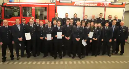 Die geehrten und bef&ouml;rderten Kameraden der Freiwilligen Feuerwehr Bar&szlig;el mit den Ehreng&auml;sten bei der Jahreshauptversammlung.