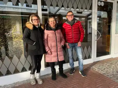 Dennis und Brunella Tellan (von rechts) sowie Tochter Elisa geben das Eiscaf&eacute; Arlecchino in der Braker Fu&szlig;g&auml;ngerzone auf.