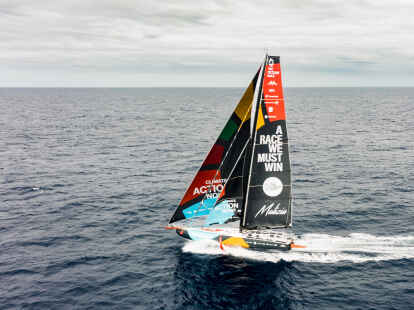 Die &bdquo;Seaexplorer&ldquo; auf dem S&uuml;dpolarmeer in Anfahrt auf das Zwischenwertungstor am 143. L&auml;ngengrad Ost.