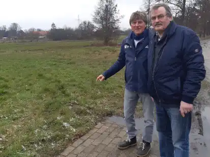 Helmut Bunjes (links), Vorsitzender des SPD-Ortsvereins Cleverns-Moorwafen, und sein Stellvertreter Hannes Behrends vor einem m&ouml;glichen Baugel&auml;nde in der N&auml;he vom Dorfplatz, Kindergarten und Grundschule.