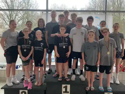 Sorgten f&uuml;r eine Medaillenflut: die Schwimmerinnen und Schwimmer des Wardenburger SC (im Bild zu sehen ein Teil des 29-k&ouml;pfigen Teams)