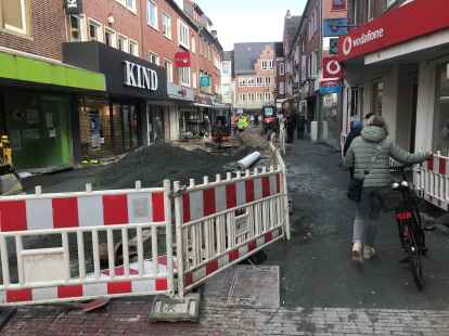 Unter st&auml;ndiger Beobachtung: die Baustelle in der Fu&szlig;g&auml;ngerzone Zwischen beiden Sielen.