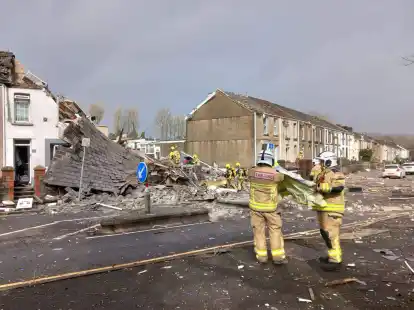 Zwei zerst&ouml;rte H&auml;user nach der schweren Detonation in der walisischen Stadt Swansea.