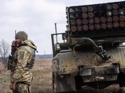 Ein ukrainischer Fallschirmj&auml;ger steht nahe der Frontlinie bei Kreminna neben einem Raketenwerfer.