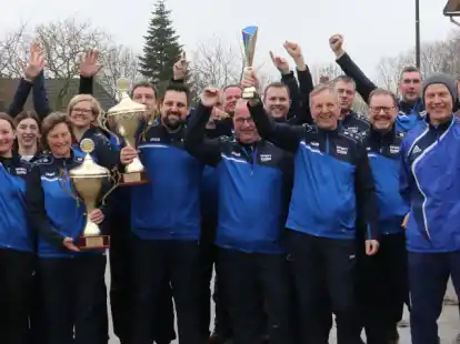 Die Kreuzmoorer Bo&szlig;lerinnen und Bo&szlig;ler bejubelten am Sonntag in Schweewarden den Doppelsieg im Landespokal.