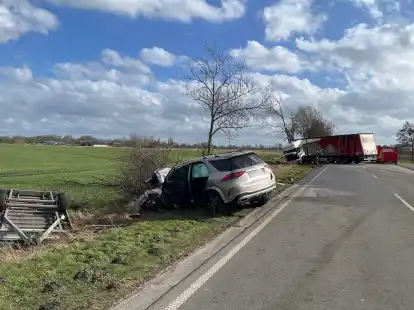 Unfall auf der B72: Nachdem ein Lkw und zwei Autos auf der H&ouml;he Upgant-Schott in einen Unfall verwickelt wurden, ist die Bundesstra&szlig;e weiter voll f&uuml;r die Bergungsarbeiten gesperrt.