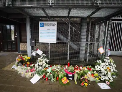 Blumen und Kerzen vor dem Eingangsbereich des Gemeindehauses in Hamburg, wo ein&nbsp;Amokl&auml;ufer erst sieben Menschen und dann sich selbst erschossen hat.
