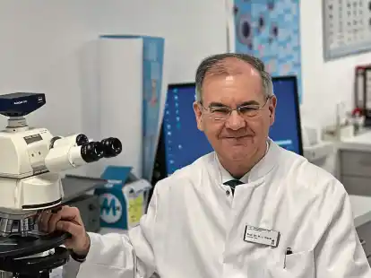 Prof. Dr. Werner-J. Mayet behandelt mit seinem Team regelm&auml;&szlig;ig Rheuma-Patienten, die unter einer Lupuserkrankung leiden.