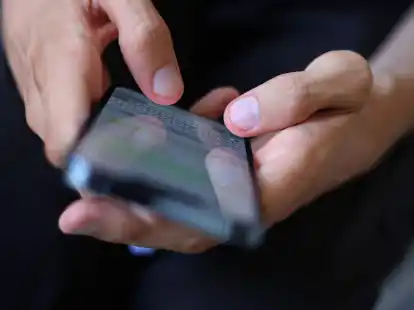 Besonders seit der Pandemie verbringen manche junge Menschen zu viel Zeit mit Computerspielen und sozialen Medien.