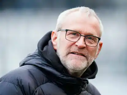Kiels Sportgesch&auml;ftsf&uuml;hrer Uwe St&ouml;ver gibt dem Trainer R&uuml;ckendeckung.