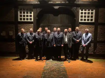 Geehrte und bef&ouml;rderte Feuerwehrleute in Westerloy (von links): Mathes Jelten, Onno Dierks, Horst Hiltermann, Eric Meiners, Klaus M&ouml;hle, Hans-Hermann Nett, J&ouml;rn Bohlje, Nico Hiltermann, stellvertretender B&uuml;rgermeister Heinrich Gerstenkorn, J&uuml;rgen Specht, Richard Schlenzig und aus der Stadtpolitik Holger Cording.