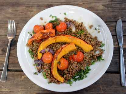 Die getrockneten Tellerlinsen f&uuml;r das Linsengericht vorher einweichen und dann das Kochwasser salzen. So garen die H&uuml;lsenfr&uuml;chte schneller.