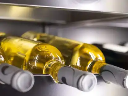 Flaschen im K&uuml;hlschrank: Der Konsum von Wein ist in Deutschland leicht zur&uuml;ckgegangen.