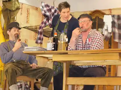 Premiere in Neuscharrel: Antje Rotermund (Nicole Eilers) sorgt f&uuml;r Ordnung im Leben der Br&uuml;der (von links) Piet Schnack (Thomas Meemken) und Klaus Schnack (Christoph Brake).