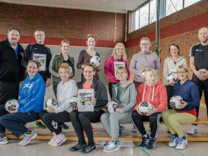 Die Lehrkr&auml;fte der Grundschule Heidm&uuml;hle nahmen von der Fortbildungsveranstaltung des Fu&szlig;ballkreises Jade-Weser-Hunte mit Robert K&ouml;nig (rechts) und Andreas Schumacher (links) einiges an sportpraktischem Wissen mit.