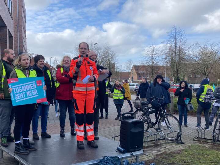 Auch Mitarbeiter des Rettungsdienstes im Landkreis Aurich legten am Dienstagmittag ihre Arbeit nieder. Sie fordern bessere Arbeitszeiten. 48 Stunden-Schichten seien nicht mehr zu bewältigen. Die Einsatzzahlen seien deutlich gestiegen und die Einsätze dauern immer länger.
Annika Schmidt