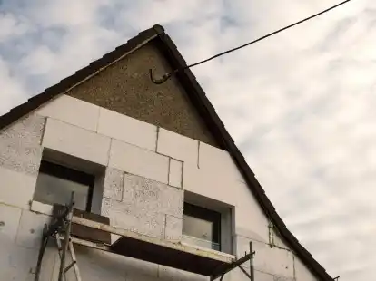Ein Haus aus den 1930er-Jahren wird mit Styroporplatten auf der Au&szlig;enwand ged&auml;mmt.