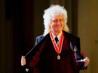 Der Queen-Gitarrist darf sich nach dem Ritterschlag jetzt Sir Brian May nennen.