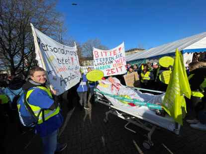 In einem Protestzug geht es durch Oldenburg.