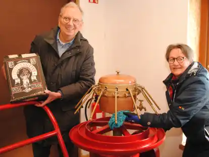 Das Unternehmerehepaar R&uuml;diger und Margrit Behn bringt eine Abf&uuml;llmaschine auf Hochglanz, mit der einst Spirituosen in kleinen Auflagen hergestellt wurden.