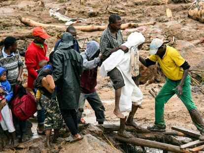 Ein verletzter Mann wird in Malawi &uuml;ber eine Behelfsbr&uuml;cke getragen.