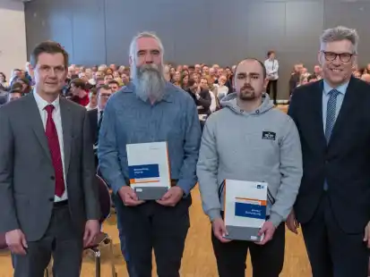 Pr&auml;sident Jan M&uuml;ller (links) und Bildungs-Bereichsleiter Stefan B&uuml;nting (rechts) von der IHK &uuml;berreichten Urkunden an Joachim Ranke und Steven-Jordan Rogowski.