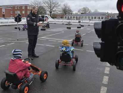 Der Kindergarten St. Stephanus machte den Auftakt beim Verkehrskindergarten der Bereitschaftspolizei.