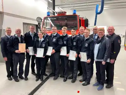 Auf der Jahreshauptversammlung (von links): Ortsbrandmeister Uwe Hilgen, Hartmut Deeken, Florian Hadeler, Madita Hilgen, Arne Deeken, Michael Strijker, Luca Osterhues, Niko Hofhenke, Gemeindebrandmeister Hinrich Bischoff, Jonas Niedrig, Feuerwehrausschussvorsitzender Dr. Hans Fittje, B&uuml;rgermeisterin Petra Knetemann und Kreisbrandmeister Friedrich Delmenhorst.