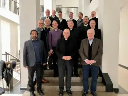 Zur konstituierenden Sitzung des Priesterrats versammelten sich (vorne, von links) Ajy Jacob Mooleparambil, Bischof Felix Genn, J&uuml;rgen Quante, Hendrik Dr&uuml;ing (mitte, von links), Ulrich L&uuml;ke, Sebastian Frye, Wilfried Theising, Albert L&uuml;ken, Michael Heyer, Heiner Zumdohme (oben, von links), Klaus Winterkamp, Stefan H&ouml;rstrup; Tobias Eilert, Matthias Mamot und Heinrich Pla&szlig;mann.