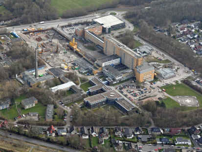Ein Blick von oben auf das Klinikum Wilhelmshaven und das Baugelände des Neubaus.