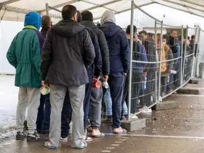 In einer Landeserstaufnahmestelle warten Fl&uuml;chtlinge in einer Schlange vor der Essensausgabe. Die Zahl der Asylbewerber ist im Januar und Februar gegen&uuml;ber den Vorjahresmonaten deutlich gestiegen.