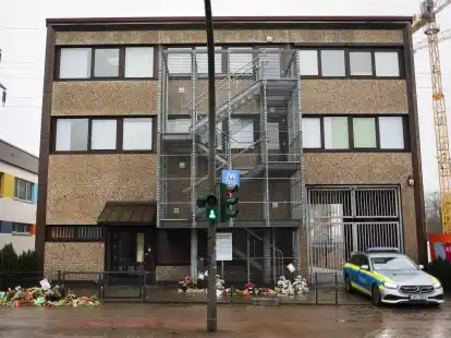 Blumen und Kerzen vor dem Eingangsbereich des Gemeindehauses der Zeugen Jehovas in Hamburg.