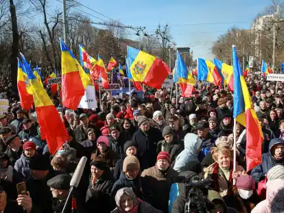 Bei einer Demonstration gegen die Regierung in Chisinau schwenken Menschen moldauische Flaggen.