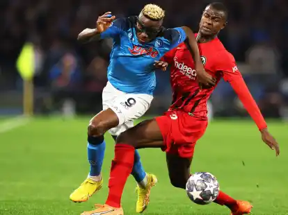 Die Frankfurter um Evan Ndicka (r) waren gegen Neapel um Doppeltorsch&uuml;tze Victor Osimhen (l) klar unterlegen.