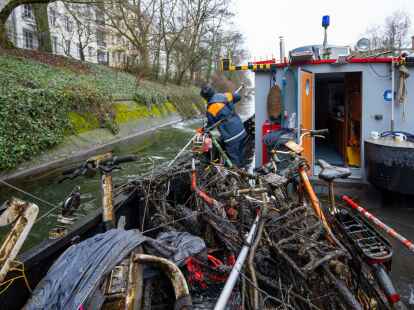 Fahrr&auml;der, E-Roller und andere Gegenst&auml;nde liegen bei einer Schiffsfahrt des Wasser- und Schifffahrtsamtes zur Hindernisbergung im Landwehrkanal an Bord des Schiffs.