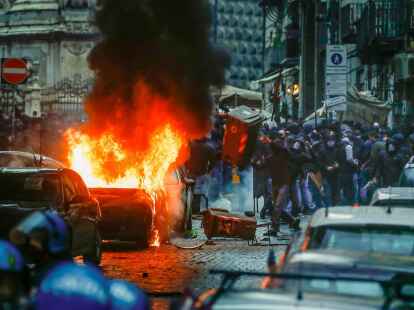 Rund um das Champions-League-Spiel SSC Neapel gegen Eintracht Frankfurt ist es zu Ausschreitungen gekommen.