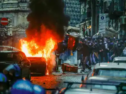 Rund um das Champions-League-Spiel SSC Neapel gegen Eintracht Frankfurt ist es zu Ausschreitungen gekommen.