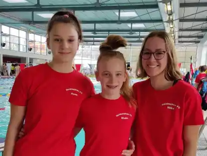 Erfolgreiches Trio des Heidm&uuml;hler FC bei den Bezirksmeisterschaften der Schwimmer auf der Langbahn: (von links) Anna Jacobs, Rieke Hartmann und Silke Amelsberg