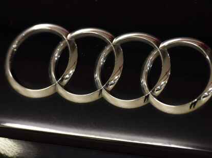 Das Audi-Logo an einem Fahrzeug. Der Ingolst&auml;dter Autobauer hat einen Rekordgewinn eingefahren.
