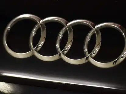 Das Audi-Logo an einem Fahrzeug. Der Ingolst&auml;dter Autobauer hat einen Rekordgewinn eingefahren.