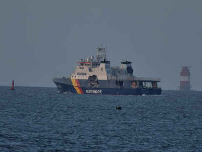 Das Bild zeigt das moderne Einsatzschiff &bdquo;Neustadt&ldquo; auf der Jade. Im Hintergrund ist der Leuchtturm Mellumplate zu sehen.