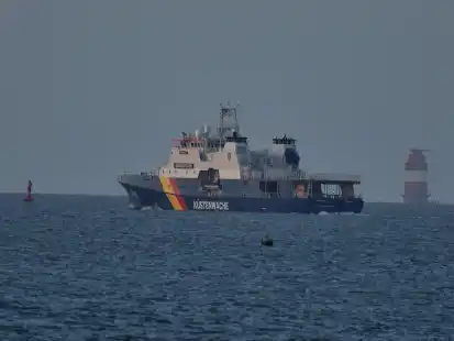 Das Bild zeigt das moderne Einsatzschiff &bdquo;Neustadt&ldquo; auf der Jade. Im Hintergrund ist der Leuchtturm Mellumplate zu sehen.