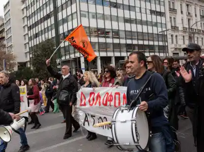 Gewerkschaftsmitglieder und B&uuml;rger protestieren in Athen. Die gro&szlig;en Gewerkschaften Griechenlands hatten zu Arbeitsniederlegungen aufgerufen.