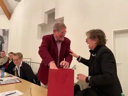 Geschenke erhalten die Freundschaft: Vereinsvorsitzende Gudrun Sch&ouml;ttes (r.) &uuml;berreicht Peter Kurzak Wein und Dauerkarte, links im Bild mit Frank Feilscher, Nina Hofmann und Anke Janssen (v.l.) weitere Vorstandsmitglieder.