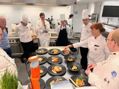 Gespannte Erwartung in der BBS-II-K&uuml;che: Die Fachjury begutachtet die fertigen Drei-G&auml;nge-Men&uuml;s, um zu entscheiden, wer das Ticket zum Bundesfinale in Frankfurt erh&auml;lt.