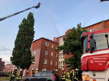 Der Brand im Emder Taxusweg am 8. Juli 2022 l&ouml;ste einen Gro&szlig;einsatz der Emder Feuerwehren aus. 42 Bewohner verloren ihr Zuhause.